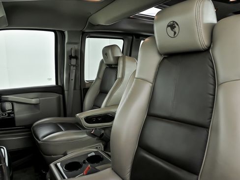 Used 2018 GMC Savana 2500 Extended w/ Enhanced Convenience Package image 23