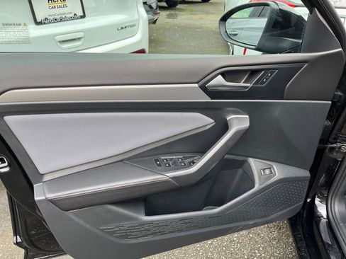 Used 2025 Volkswagen Jetta SE image 20