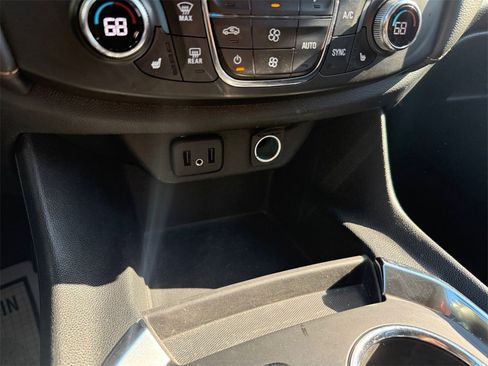 Used 2021 Chevrolet Traverse LT image 25