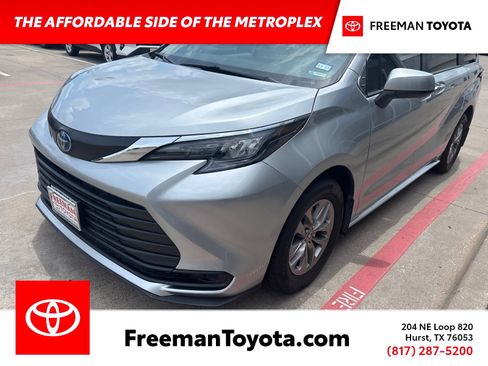 Used 2024 Toyota Sienna LE FWD image 1