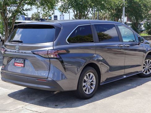 Used 2025 Toyota Sienna XLE FWD image 2