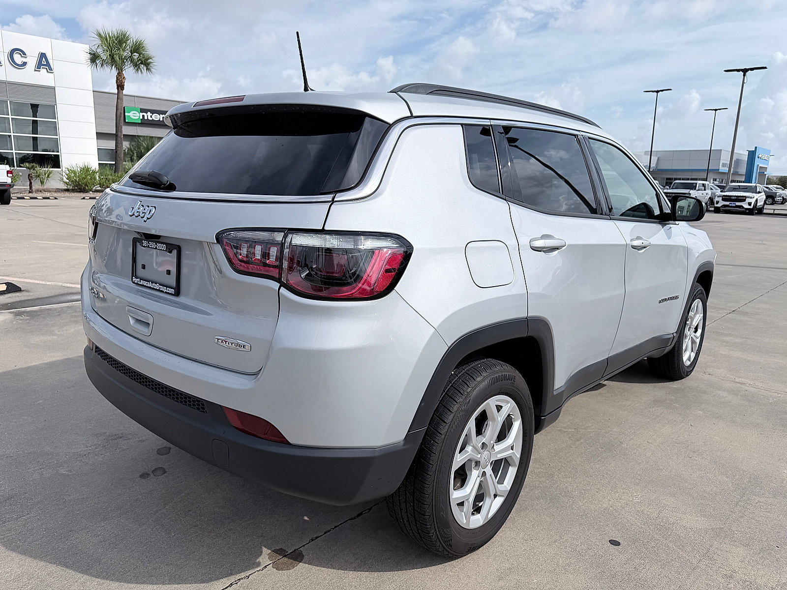 Used 2024 Jeep Compass Latitude AWD/4WD image 7