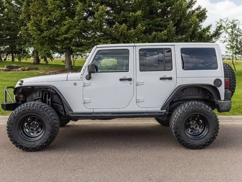 Used 2013 Jeep Wrangler Unlimited Sahara AWD/4WD image 8