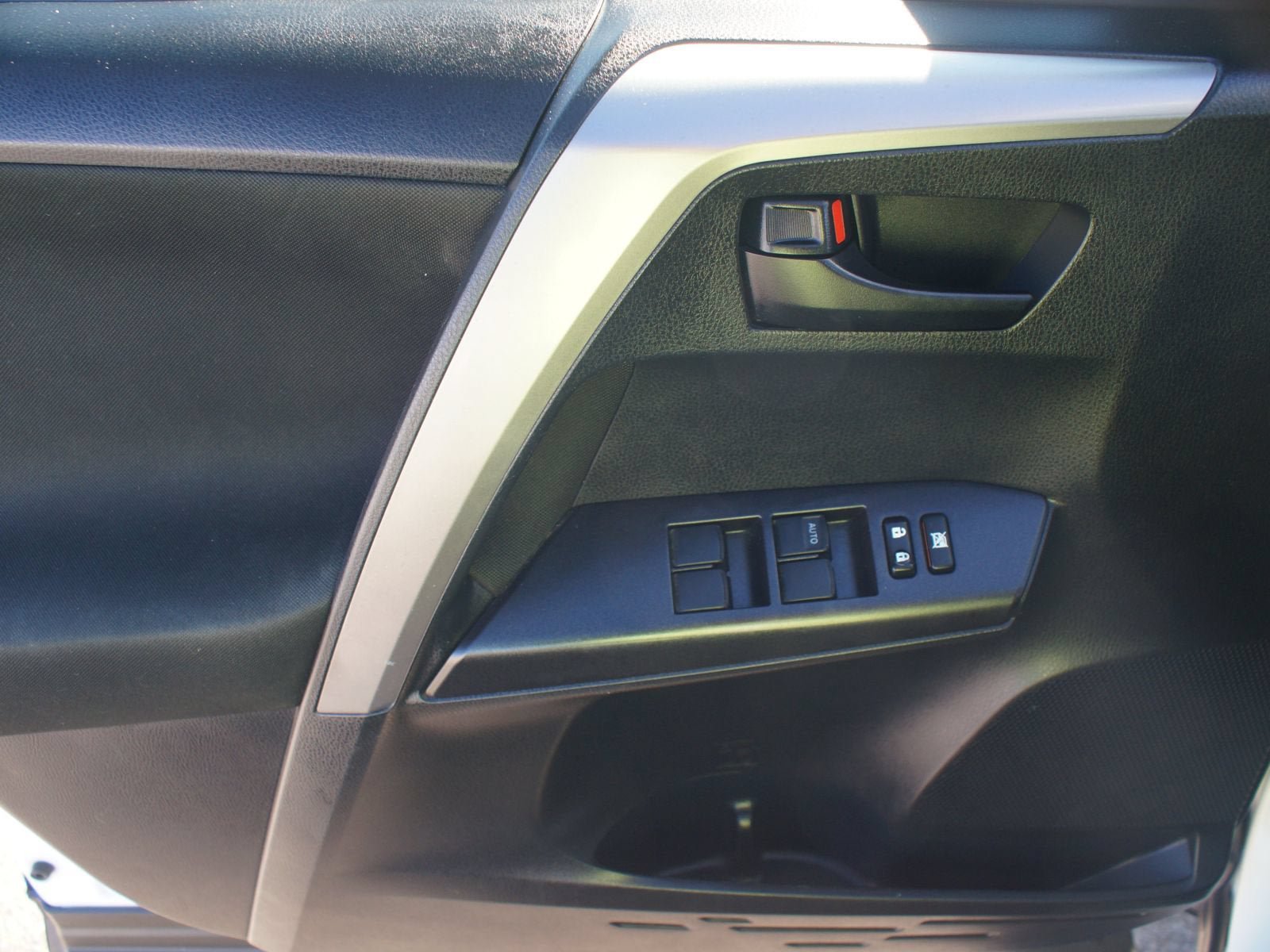 Used 2016 Toyota RAV4 LE FWD image 27