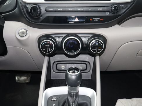 Used 2025 Hyundai Venue SEL FWD image 11
