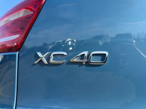 Certified 2025 Volvo XC40 B5 Plus image 8