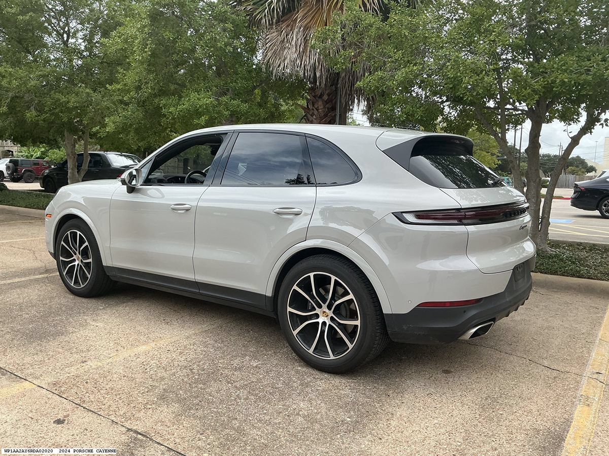 Used 2024 Porsche Cayenne AWD/4WD image 4