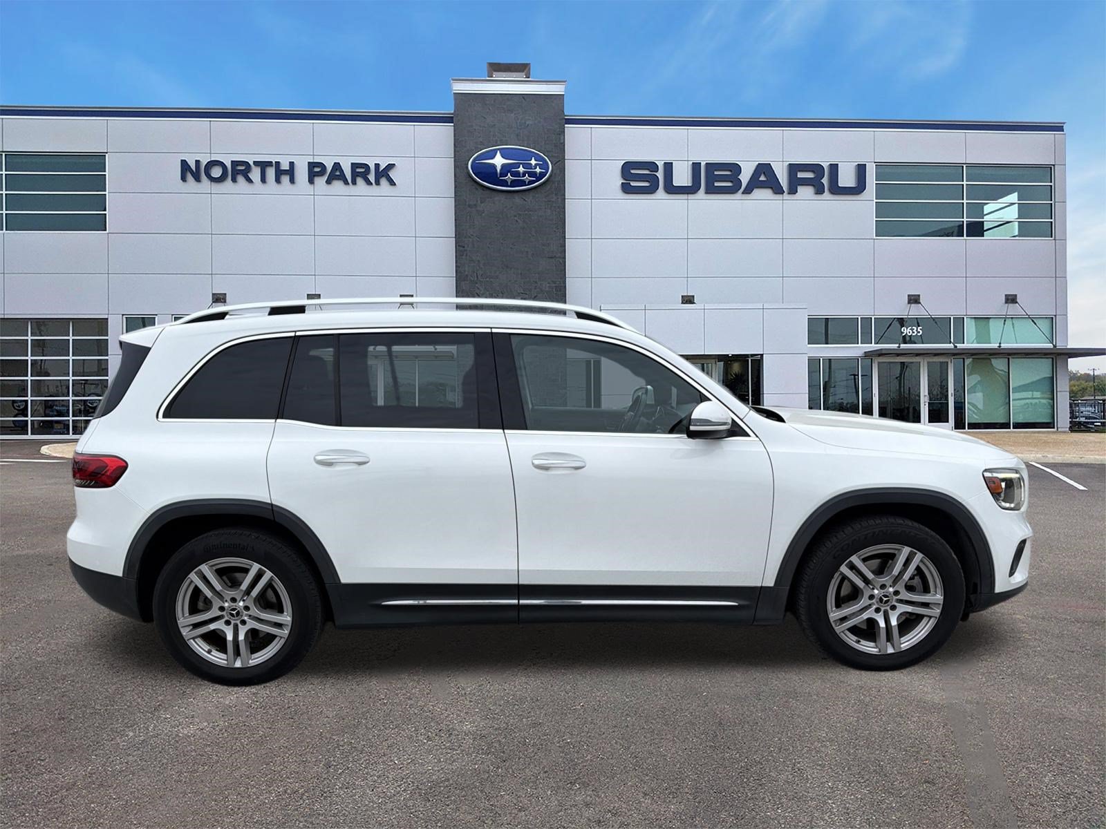 Used 2020 Mercedes-Benz GLB 250 4MATIC w/ Premium Package image 2
