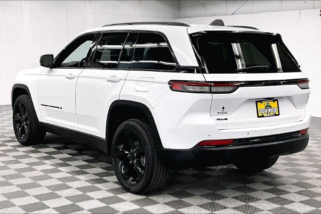 Used 2023 Jeep Grand Cherokee Altitude AWD/4WD image 2