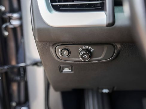 Used 2021 GMC Terrain SLE w/ Driver Convenience Package FWD image 18