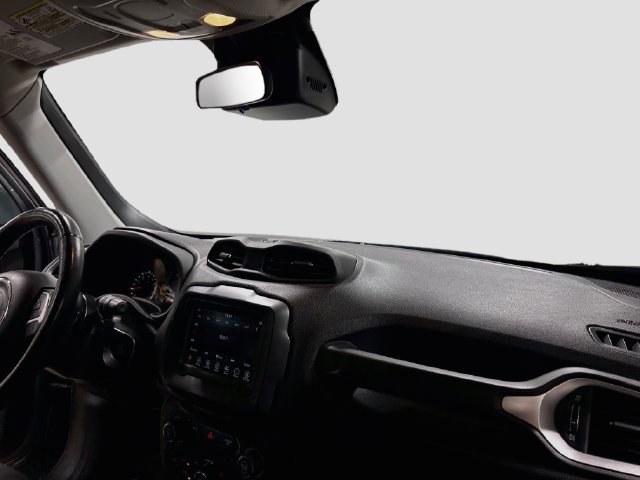 Used 2018 Jeep Renegade Latitude w/ Cold Weather Group FWD image 23