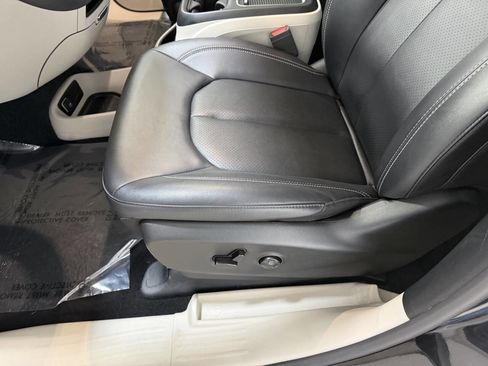 Used 2024 Chrysler Pacifica Touring-L FWD image 18