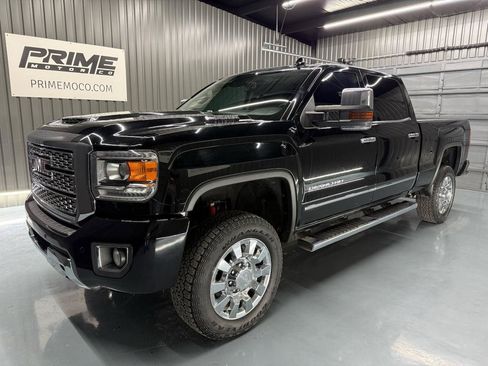 Used 2019 GMC Sierra 2500 Denali w/ Duramax Plus Package AWD/4WD image 1