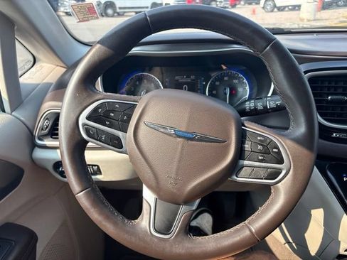 Used 2018 Chrysler Pacifica Touring-L w/ Premium Audio Group FWD image 18
