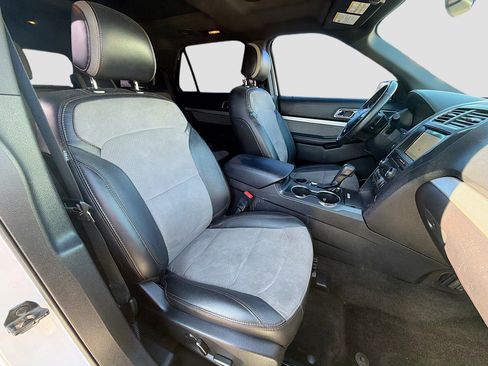 Used 2017 Ford Explorer XLT w/ Equipment Group 202A image 15