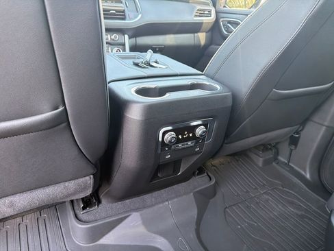Certified 2024 GMC Yukon SLT w/ SLT Premium Package AWD/4WD image 29
