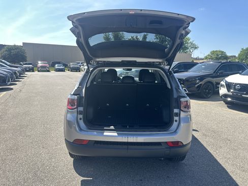 Used 2018 Jeep Compass Latitude w/ Popular Equipment Group FWD image 10