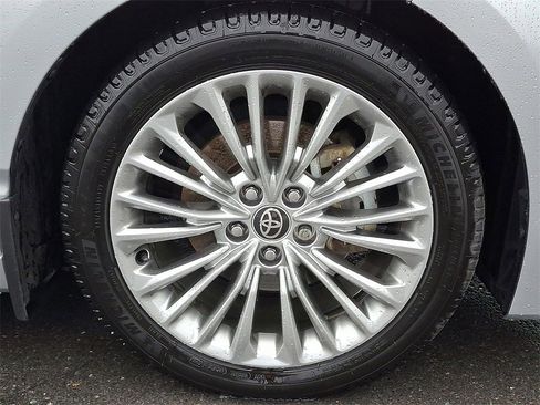 Used 2022 Toyota Avalon Limited image 11