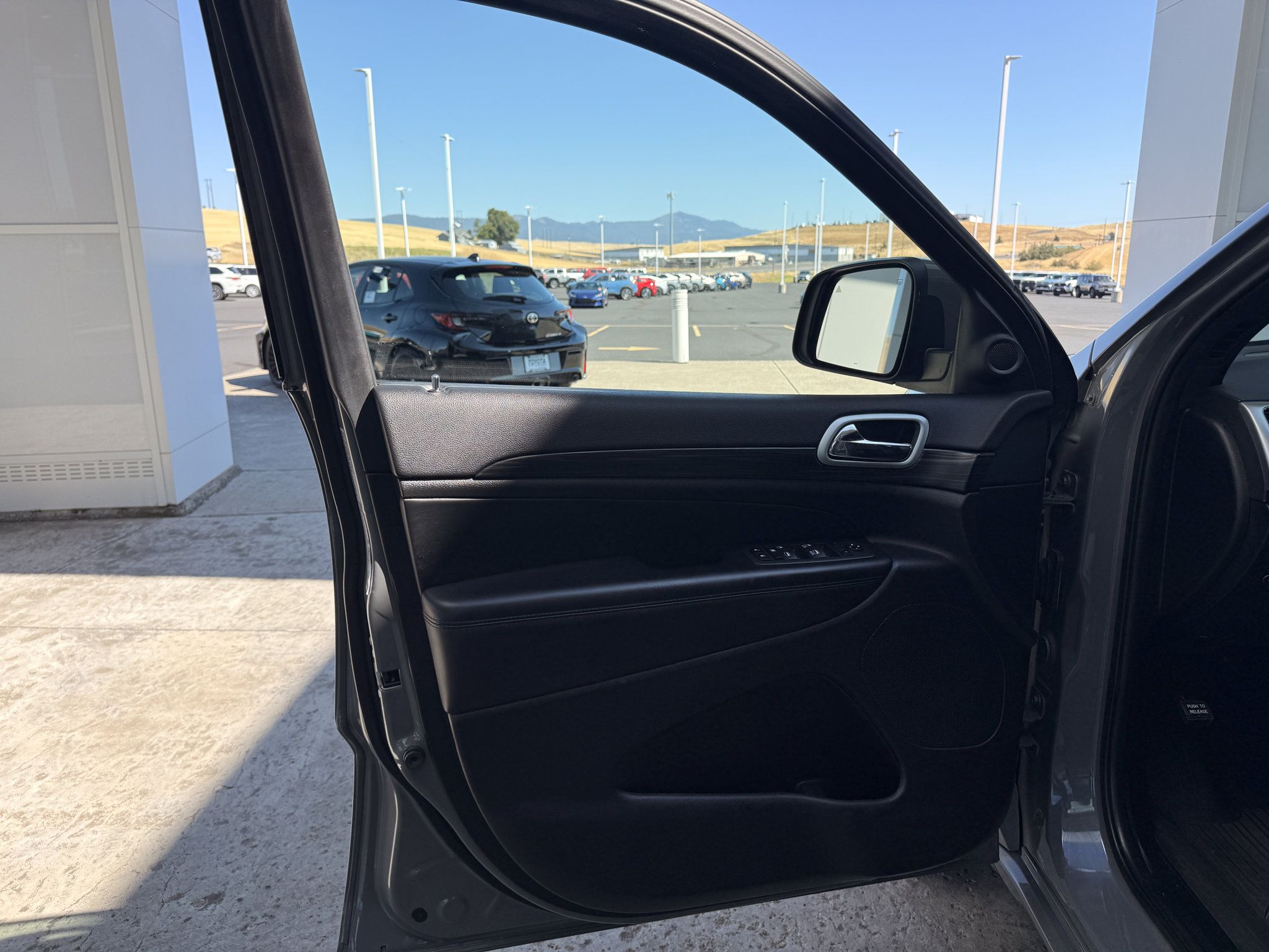 Used 2022 Jeep Grand Cherokee Laredo X RWD image 12
