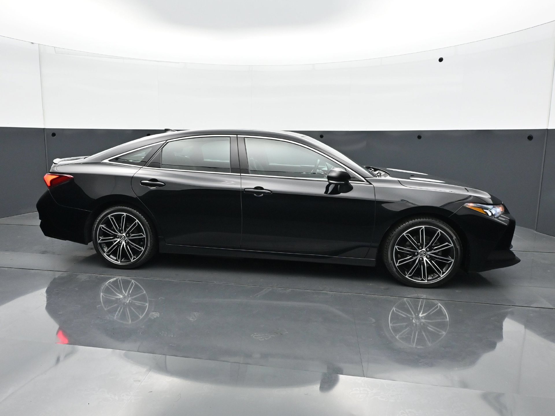 Used 2019 Toyota Avalon XSE FWD image 8