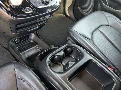 Used 2025 Chrysler Pacifica Select image 23