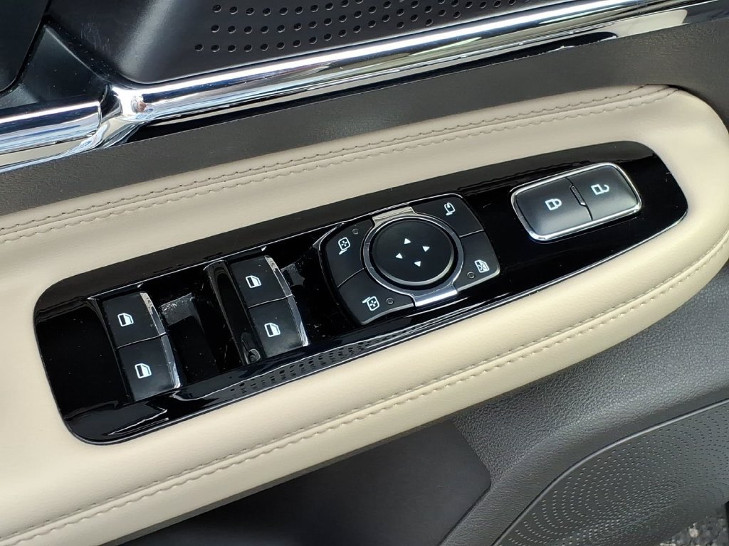 Used 2023 Lincoln Corsair AWD w/ Equipment Group 101A image 15