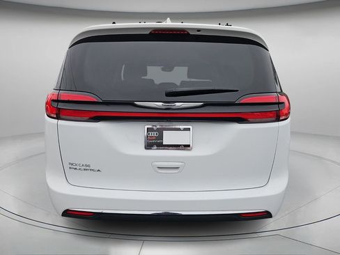 Used 2022 Chrysler Pacifica Touring-L image 6