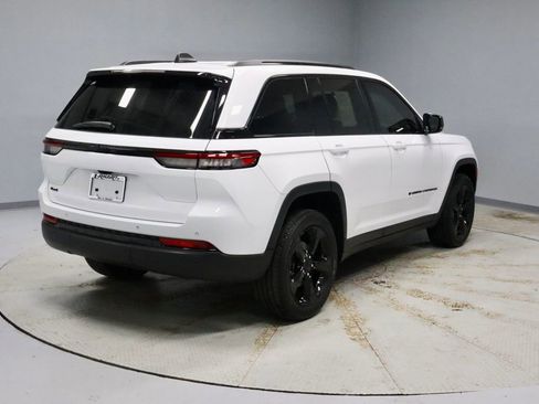 Used 2023 Jeep Grand Cherokee Altitude image 12