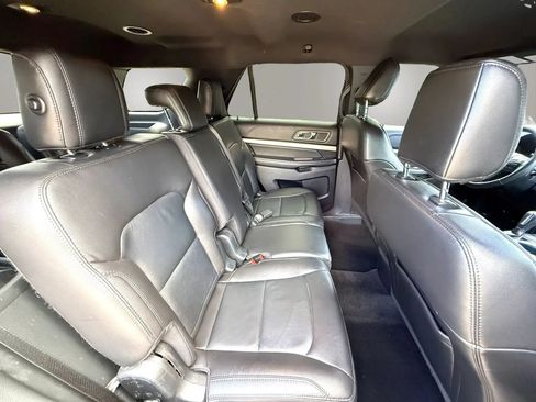 Used 2018 Ford Explorer XLT w/ Equipment Group 202A FWD image 16