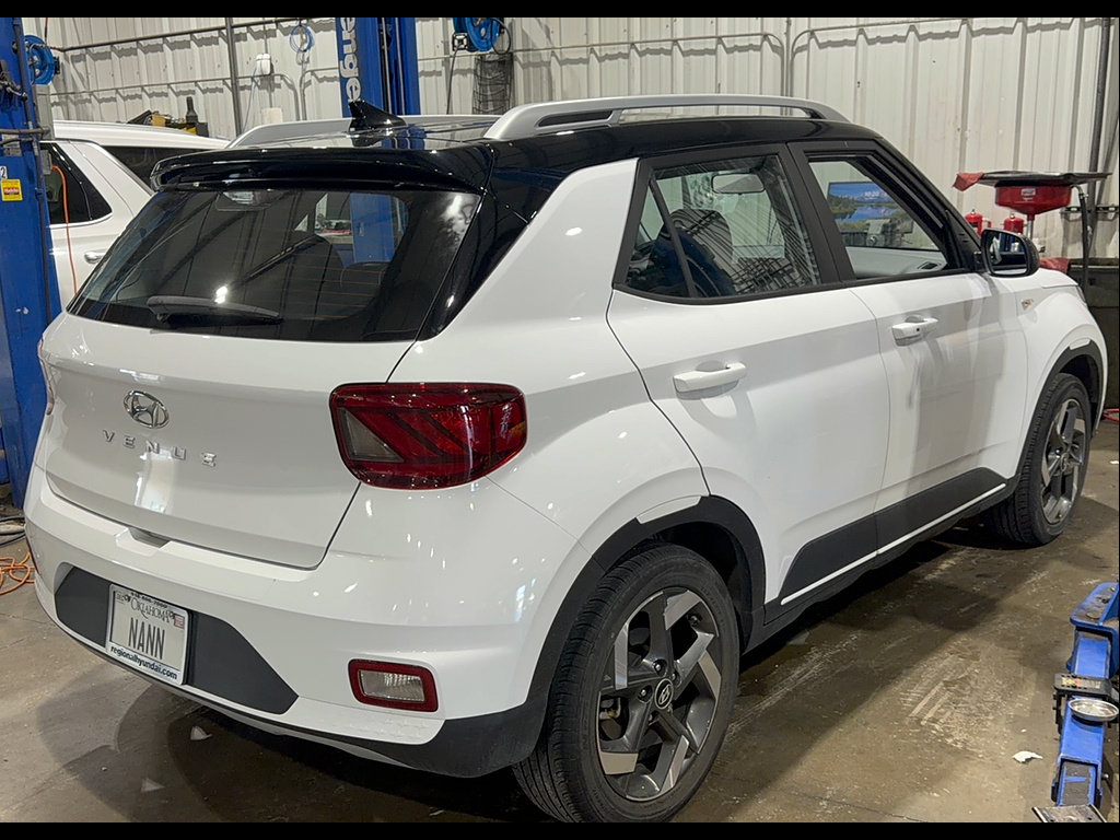 Used 2022 Hyundai Venue SEL FWD image 3