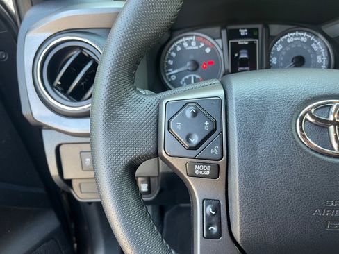 Used 2020 Toyota Tacoma TRD Sport AWD/4WD image 17