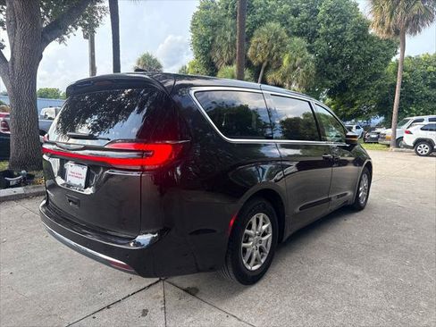 Used 2023 Chrysler Pacifica Touring-L FWD image 6