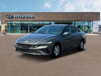 New 2025 Hyundai Elantra SE
