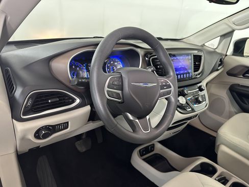 Used 2017 Chrysler Pacifica Touring w/ Tire & Wheel Group FWD image 13