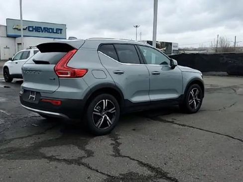 Used 2025 Volvo XC40 B5 Core image 8