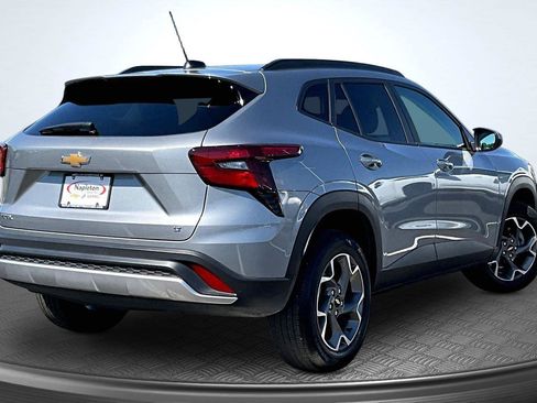 Used 2025 Chevrolet Trax LT FWD image 2