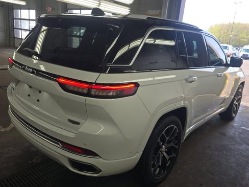 Used 2023 Jeep Grand Cherokee Summit AWD/4WD image 4