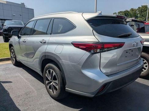 Used 2022 Toyota Highlander XLE FWD image 4