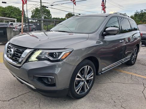 Used 2020 Nissan Pathfinder Platinum FWD image 2