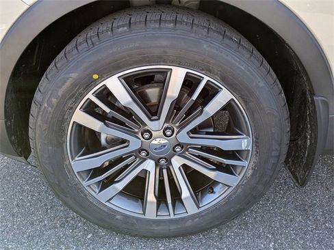 Used 2018 Ford Explorer Platinum image 12