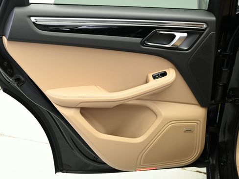 Used 2025 Porsche Macan image 32