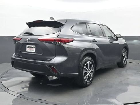 Used 2021 Toyota Highlander XLE FWD image 21