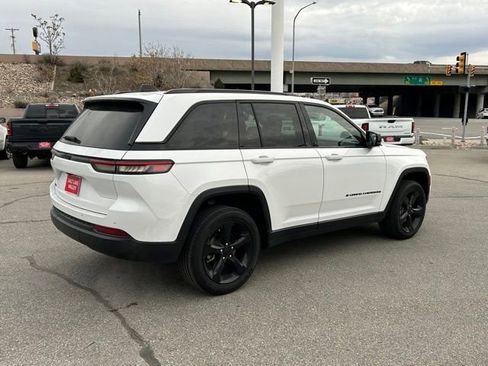 Used 2023 Jeep Grand Cherokee Altitude AWD/4WD image 8