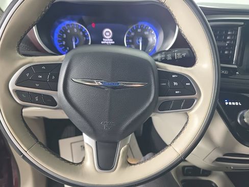 Used 2018 Chrysler Pacifica Limited FWD image 28