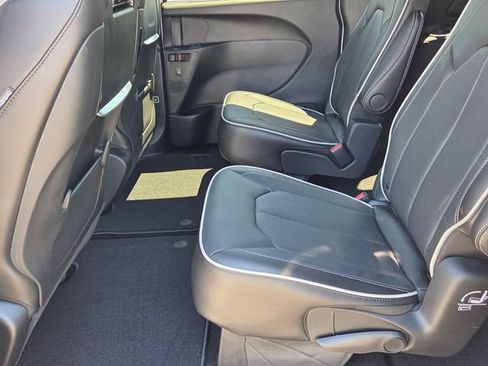 New 2026 Chrysler Pacifica Limited image 5