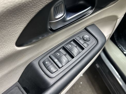 Used 2023 Chrysler Pacifica Touring-L FWD image 24