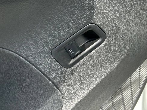 Used 2025 Volkswagen Atlas SE FWD image 20