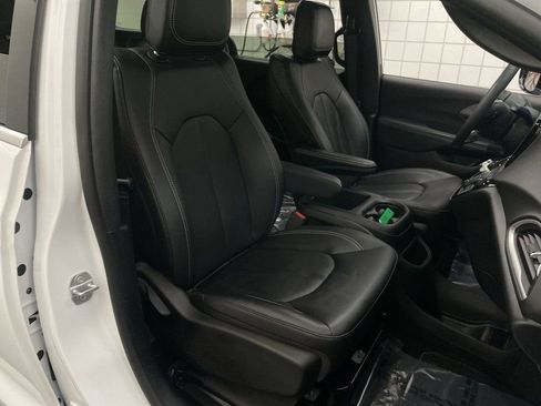 Used 2025 Chrysler Voyager LX image 20