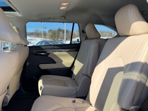 Used 2023 Toyota Highlander Limited image 6
