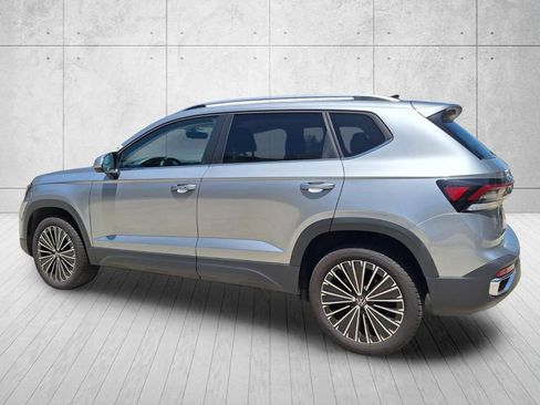 Used 2025 Volkswagen Taos SE FWD image 7